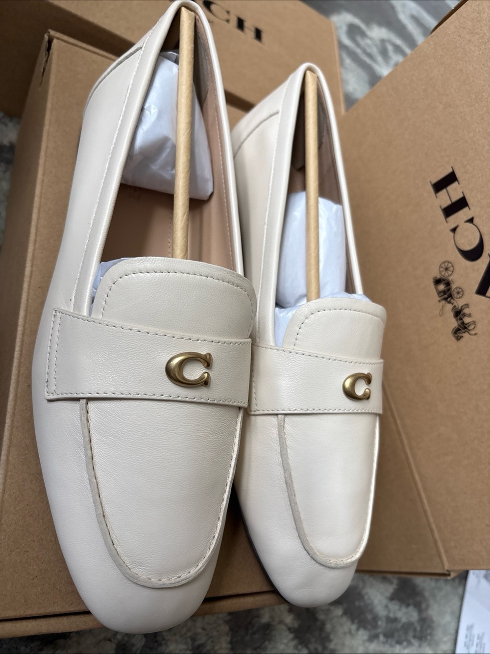 COACH Women’s Sculpted C Logo Round Toe Leather Loafers Chalk Color Size-7.5 New - Picture 3 of 12